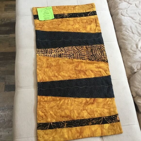 NWT. Hand Crafted Quilted Runner Gold & Black - Picture 3 of 11